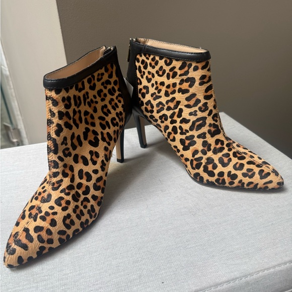 Adrienne Vittadini Nyla calf hair leopard print ankle boot booties Size size 7.5 - Picture 2 of 8